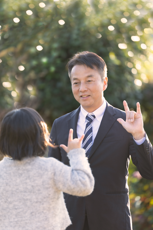 守屋かずひこが娘にアイラブユーの手話をしている画像